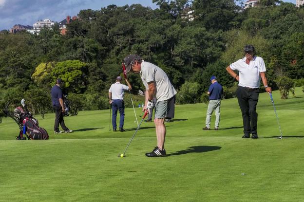 Un jugador se dispone a patear una bola en el Másters de Mataleñas, la primera prueba del Gran Premio de Golf de El Diario Montañés. 