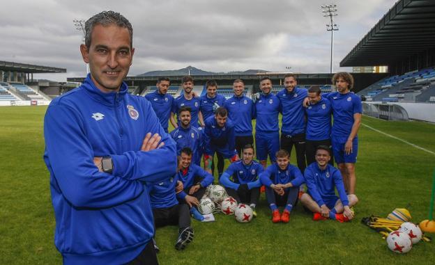 Pablo Lago posa con sus futbolistas en junio. La plantilla está en plena reestructuración para la Segunda División B. 