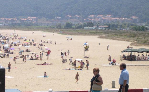 Imagen de la playa de Trengandín de Noja.