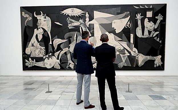 Felipe VI y el expresidente de EE.UU. observan el Guernica de Picasso.