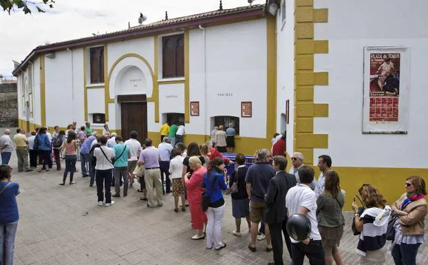 Imagen que se repite cada año cuando se abren las taquillas de la Plaza de Toros de Cuatro Caminos.