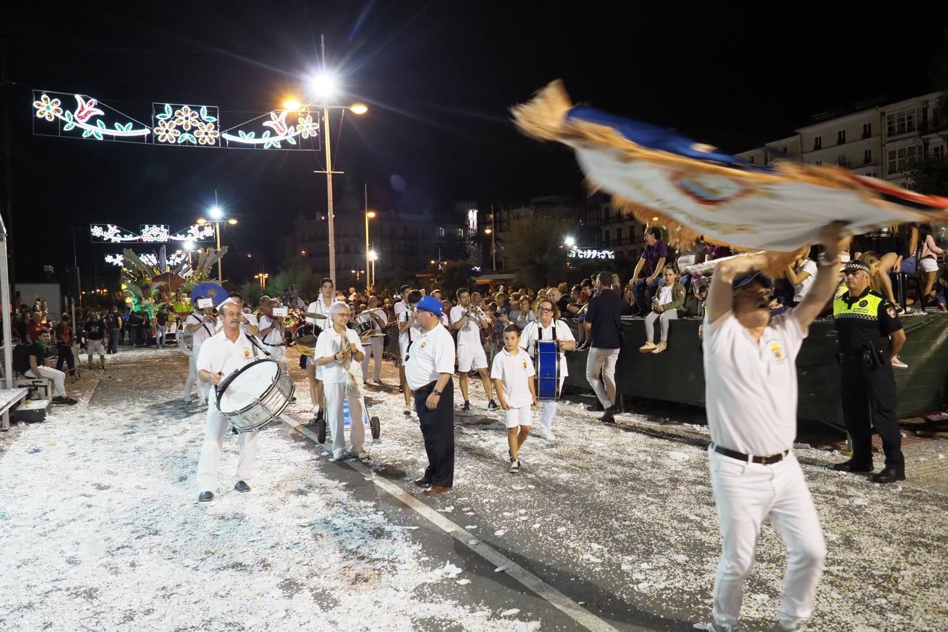 Miles de personas se dieron cita en Castro para asistir a la 71 edición del concurso de carrozas en el que el nivel de los trabajos fue alto