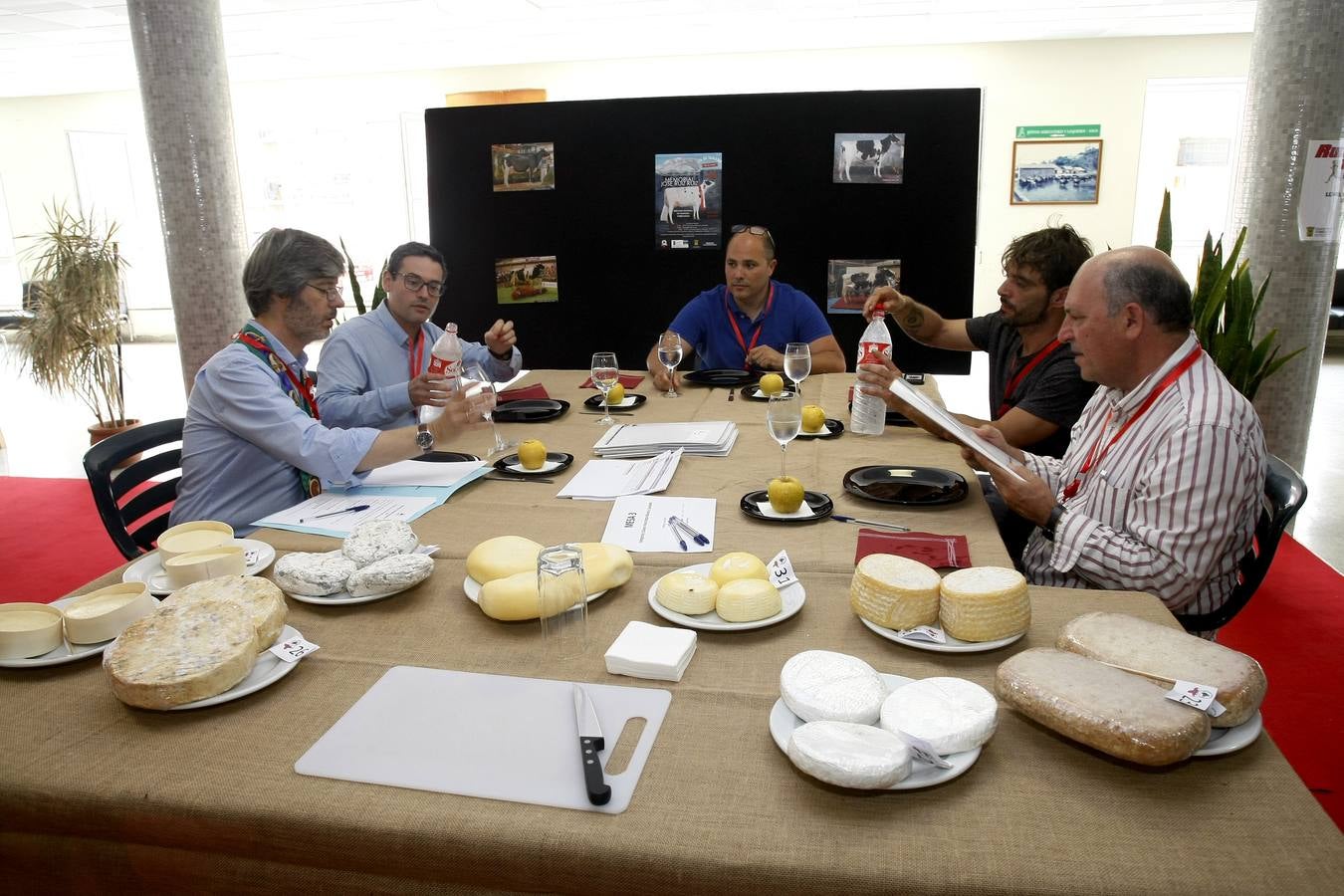 La Asociación Frisona de Cantabria otorga los premios a las marcas Divirín de La Jarradilla, Los Pasiegos y El Macho tras pasar la cata de un jurado de expertos del sector de la gastronomía y productos 