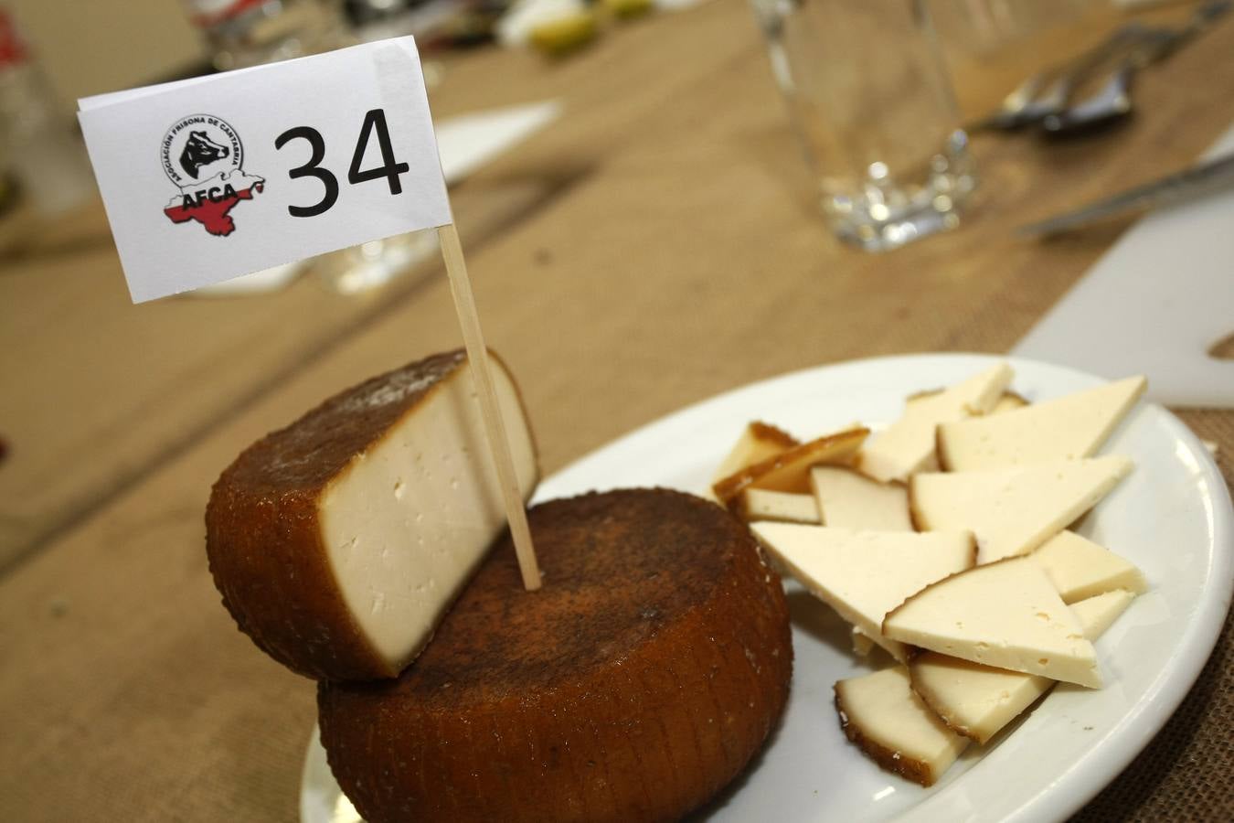 La Asociación Frisona de Cantabria otorga los premios a las marcas Divirín de La Jarradilla, Los Pasiegos y El Macho tras pasar la cata de un jurado de expertos del sector de la gastronomía y productos 