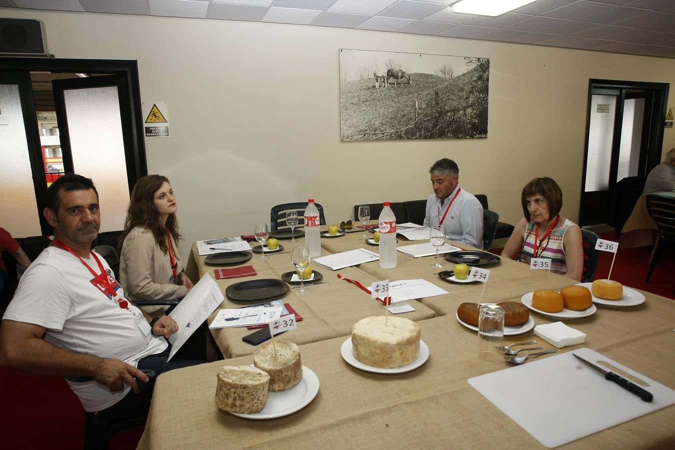 La Asociación Frisona de Cantabria otorga los premios a las marcas Divirín de La Jarradilla, Los Pasiegos y El Macho tras pasar la cata de un jurado de expertos del sector de la gastronomía y productos 