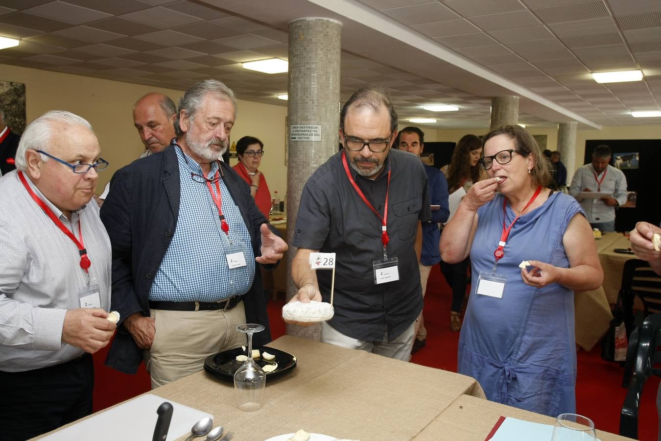 La Asociación Frisona de Cantabria otorga los premios a las marcas Divirín de La Jarradilla, Los Pasiegos y El Macho tras pasar la cata de un jurado de expertos del sector de la gastronomía y productos 