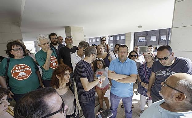 Integrantes de la plataforma concentrados en el portal