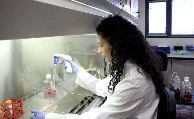 Investigadora en un laboratorio.