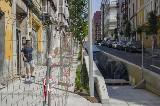 Aspecto del ajardinamiento en la acera oeste de la calle Lope de Vega, junto a las nuevas rampas.