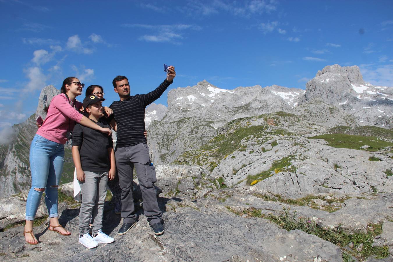 Superado el invierno, y siempre con la precaución que exige la montaña, miles de personas disfrutan del privilegiado entorno de los Picos de Europa-