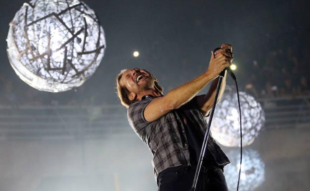 Pearl Jam ilumina un Mad Cool gigantesco empañado por el caos