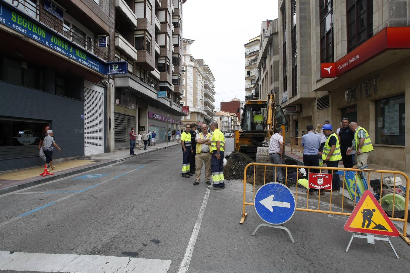 La Policía Local de Torrelavega ha cortado de forma parcial el tráfico en la calle Julián Ceballos, a la altura del Bulevar Demetrio Herrero, como consecuencia de un pequeño socavón de origen desconocido