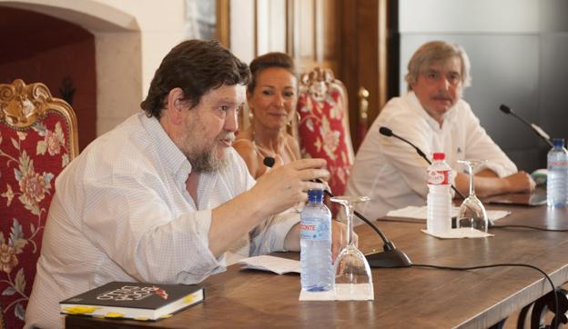 Mikel Zeberio, Violaya Sánchez y Carlos Crespo, en el Palacio de la Magdalena. :