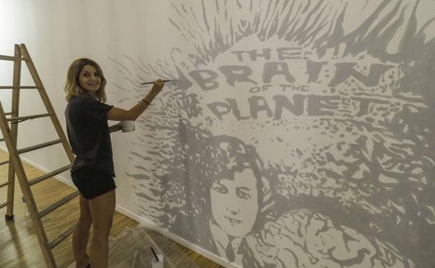 La artista Lorena Amorós pinta una pieza en el espacio de la galería salmantina Adora Calvo