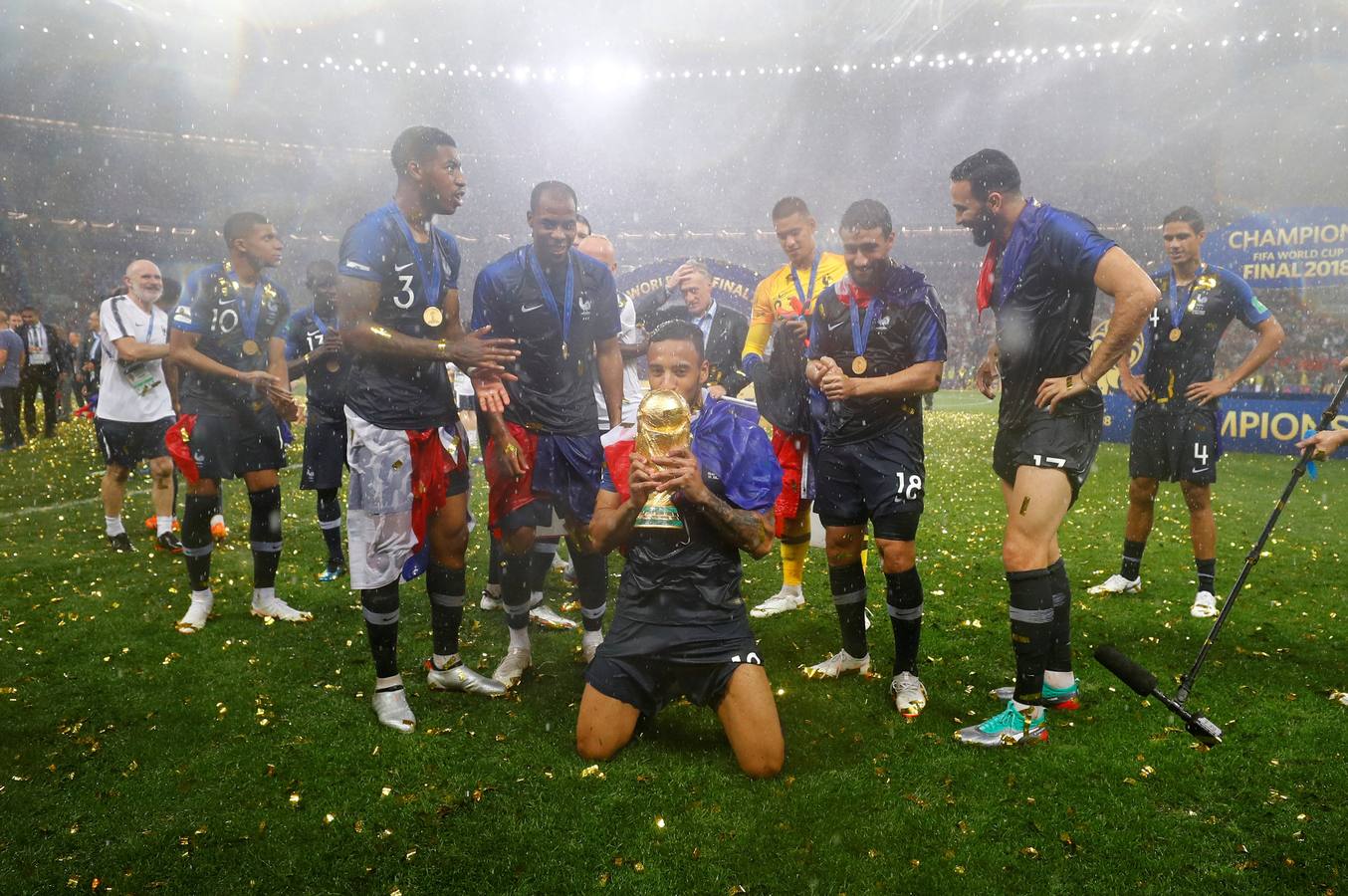 La selección francesa celebra su segunda estrella en la camiseta tras derrotar en la final a Croacia (4-2).