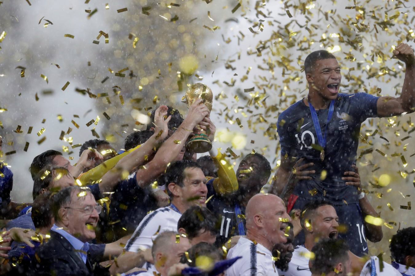 La selección francesa celebra su segunda estrella en la camiseta tras derrotar en la final a Croacia (4-2).