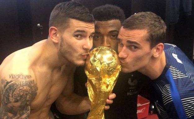 Lucas Hernández, Thomas Lemar y Antoine Griezmann, con la Copa del Mundo. 