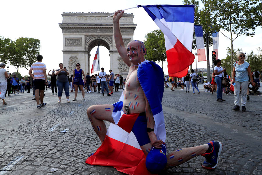 Los franceses se han echado a las calles de París apra celebrar el Mundial que ha ganado su selección en rusia.