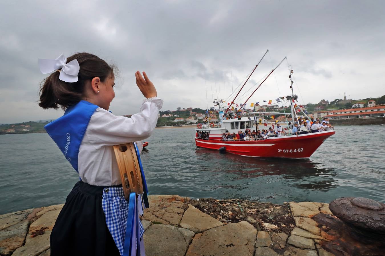 Fotos: Procesión del Cristo del Amparo, en Comillas