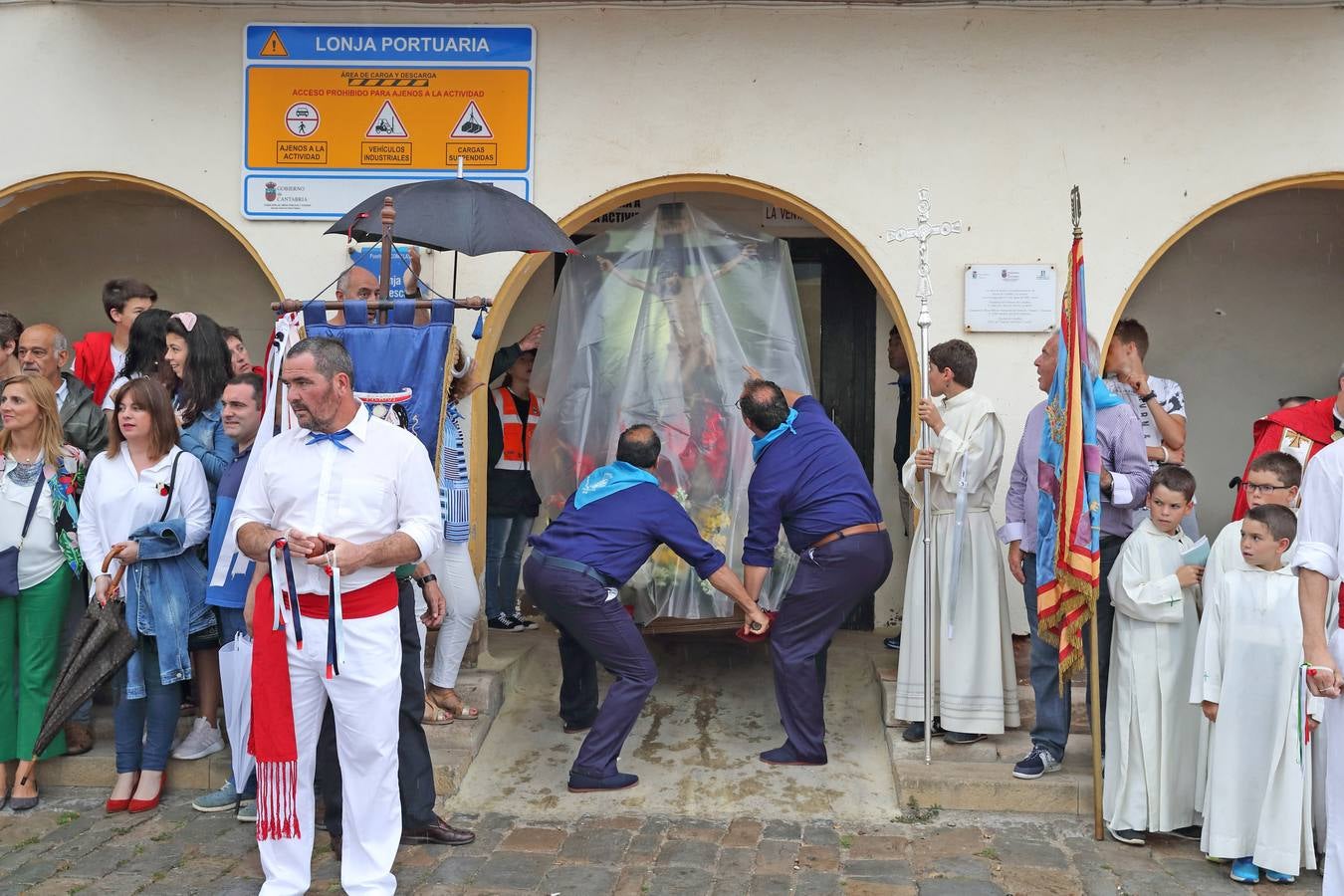 Fotos: Procesión del Cristo del Amparo, en Comillas