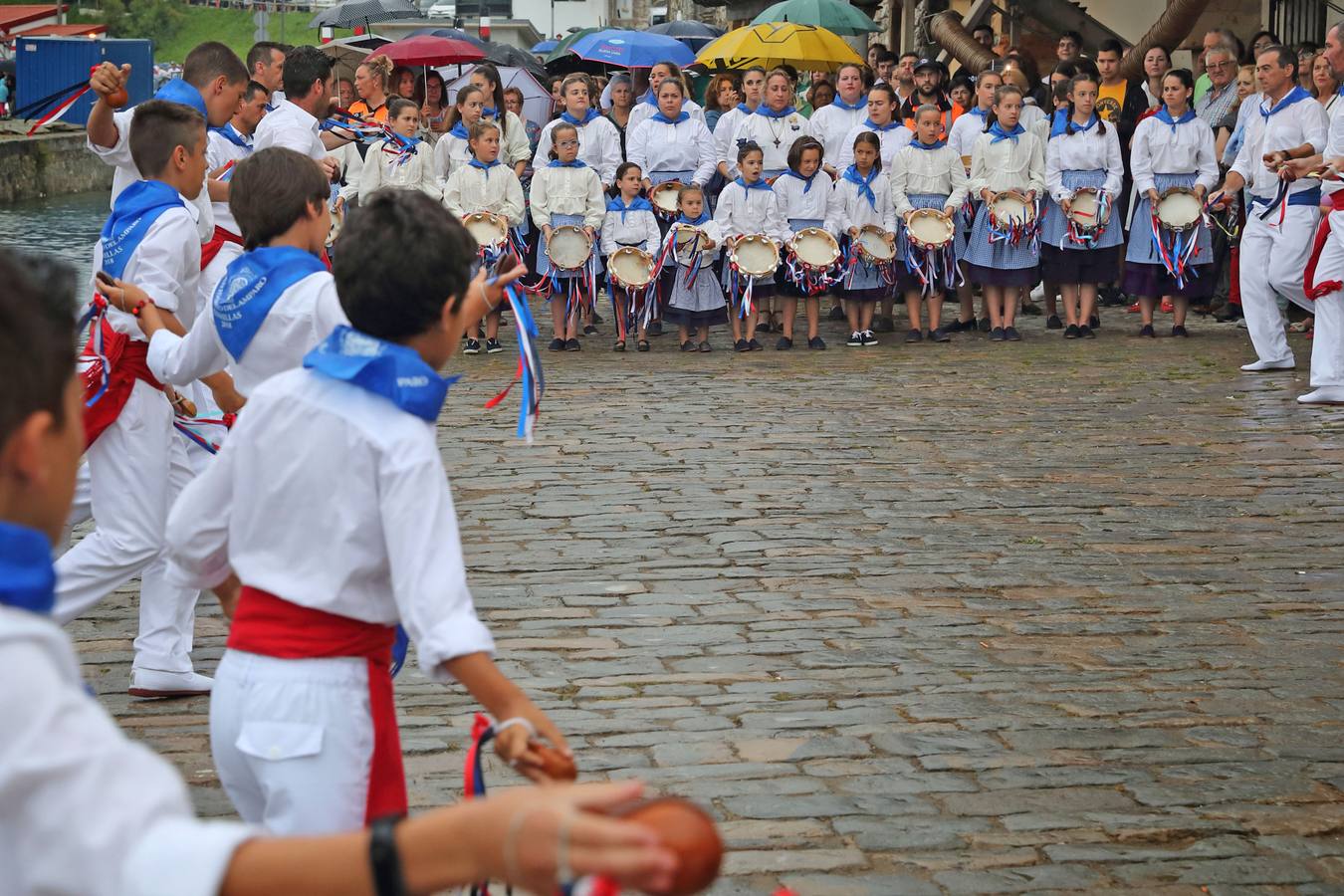 Fotos: Procesión del Cristo del Amparo, en Comillas