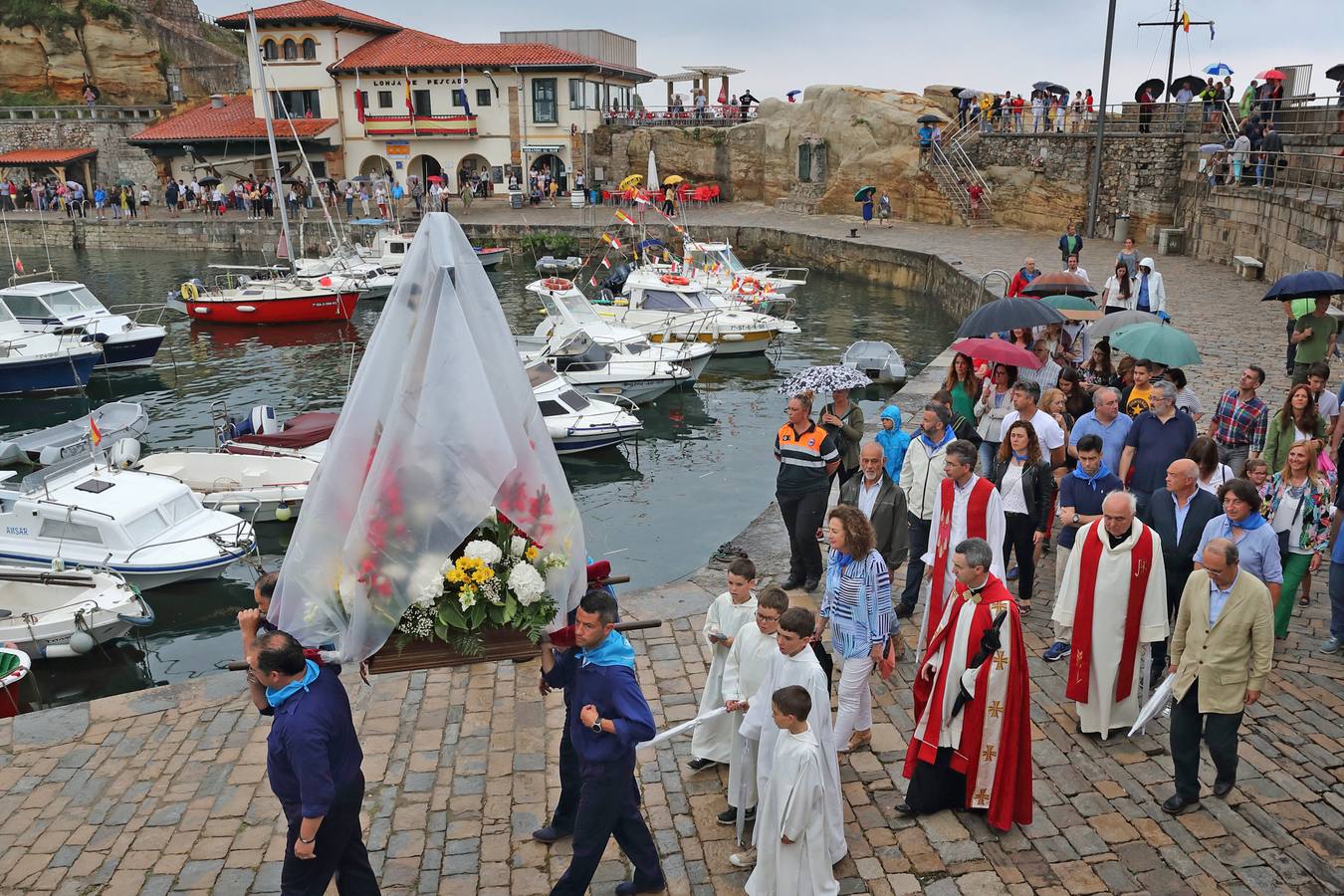 Fotos: Procesión del Cristo del Amparo, en Comillas