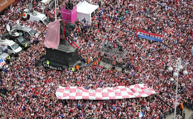 Este era el aspecto que presentaba ayer la céntrica plaza 'Ban Jelacic' de Zagreb durante el recibimiento a la selección croata.