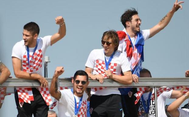 Los jugadores de Croacia, aclamados como héroes en Zagreb. 