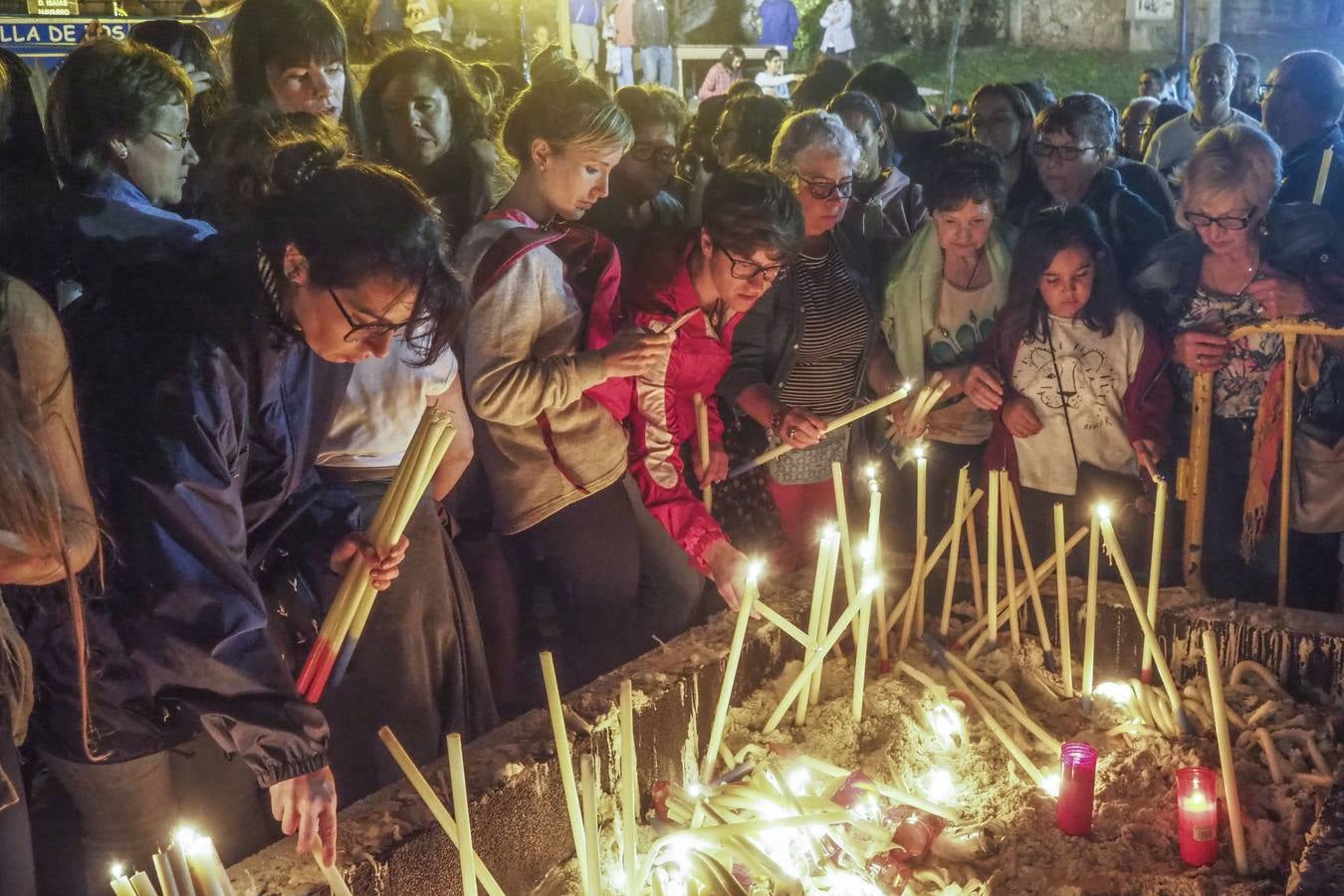 Miles de devotos de la patrona de los marineros se acercan hasta Revilla de Camargo para cumplir con la tradición.