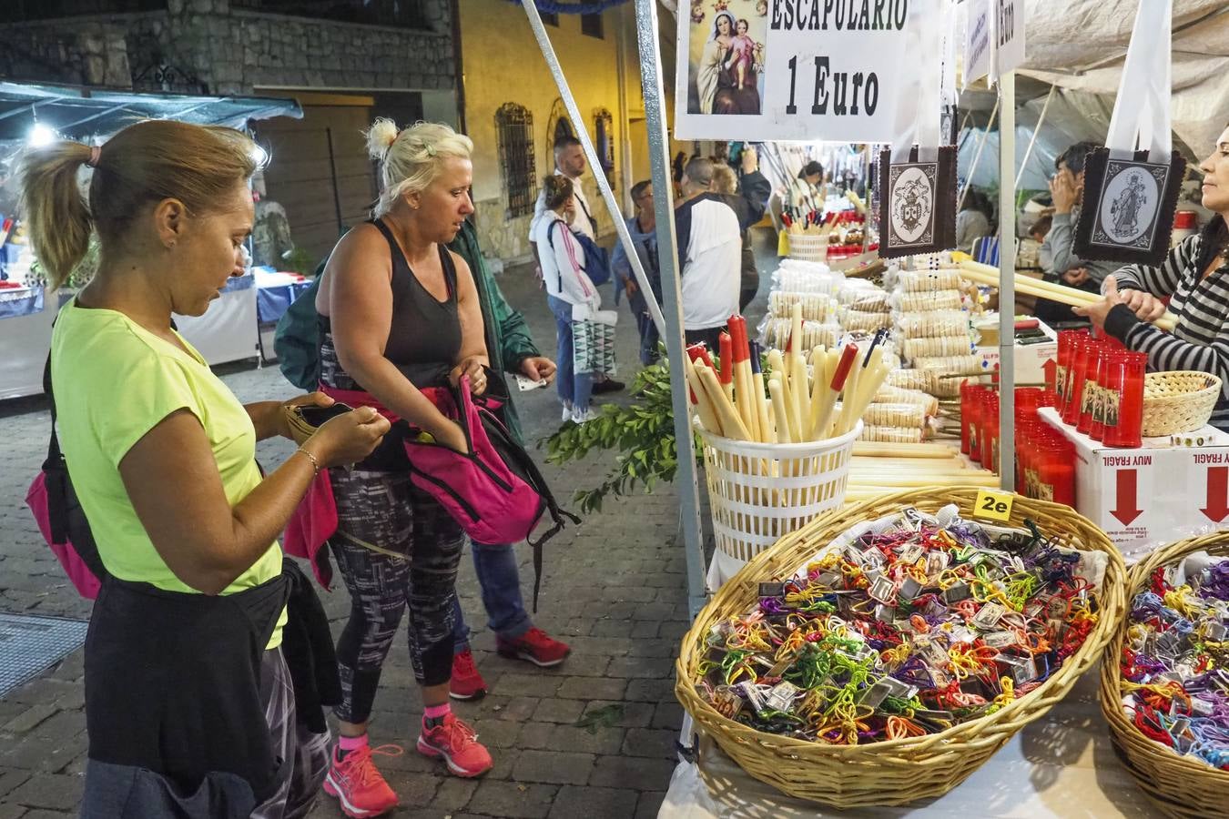 Miles de devotos de la patrona de los marineros se acercan hasta Revilla de Camargo para cumplir con la tradición.