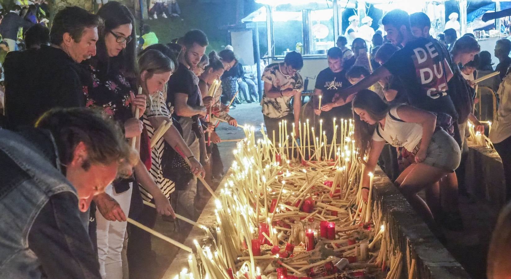 Miles de devotos de la patrona de los marineros se acercan hasta Revilla de Camargo para cumplir con la tradición.