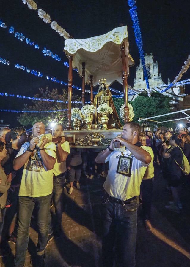 Miles de devotos de la patrona de los marineros se acercan hasta Revilla de Camargo para cumplir con la tradición.