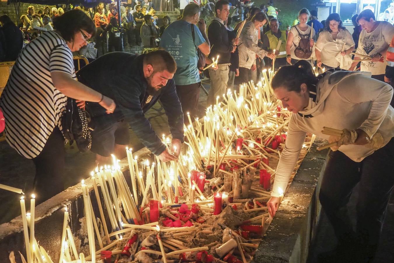 Miles de devotos de la patrona de los marineros se acercan hasta Revilla de Camargo para cumplir con la tradición.