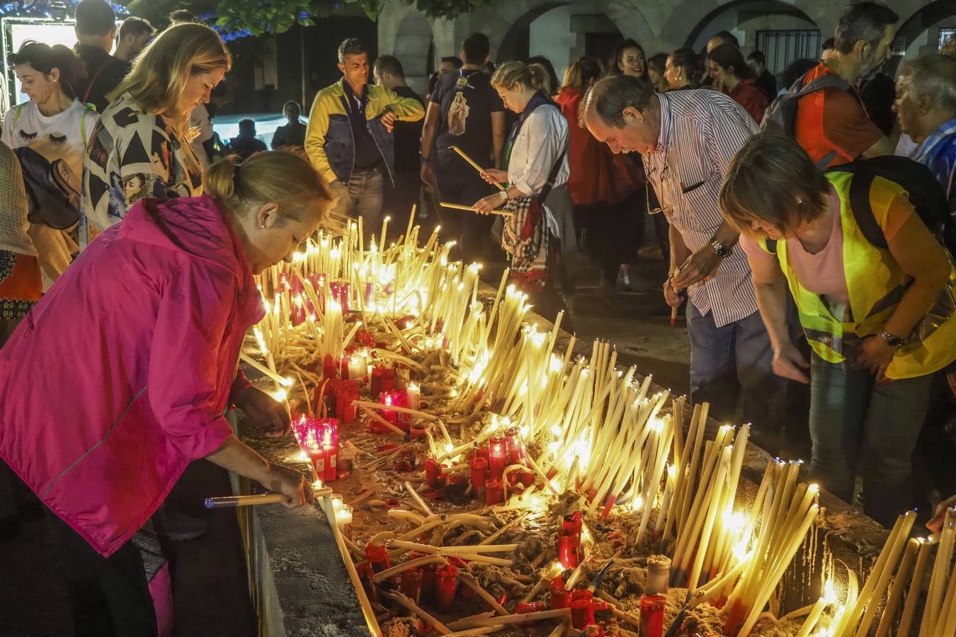 Miles de devotos de la patrona de los marineros se acercan hasta Revilla de Camargo para cumplir con la tradición.