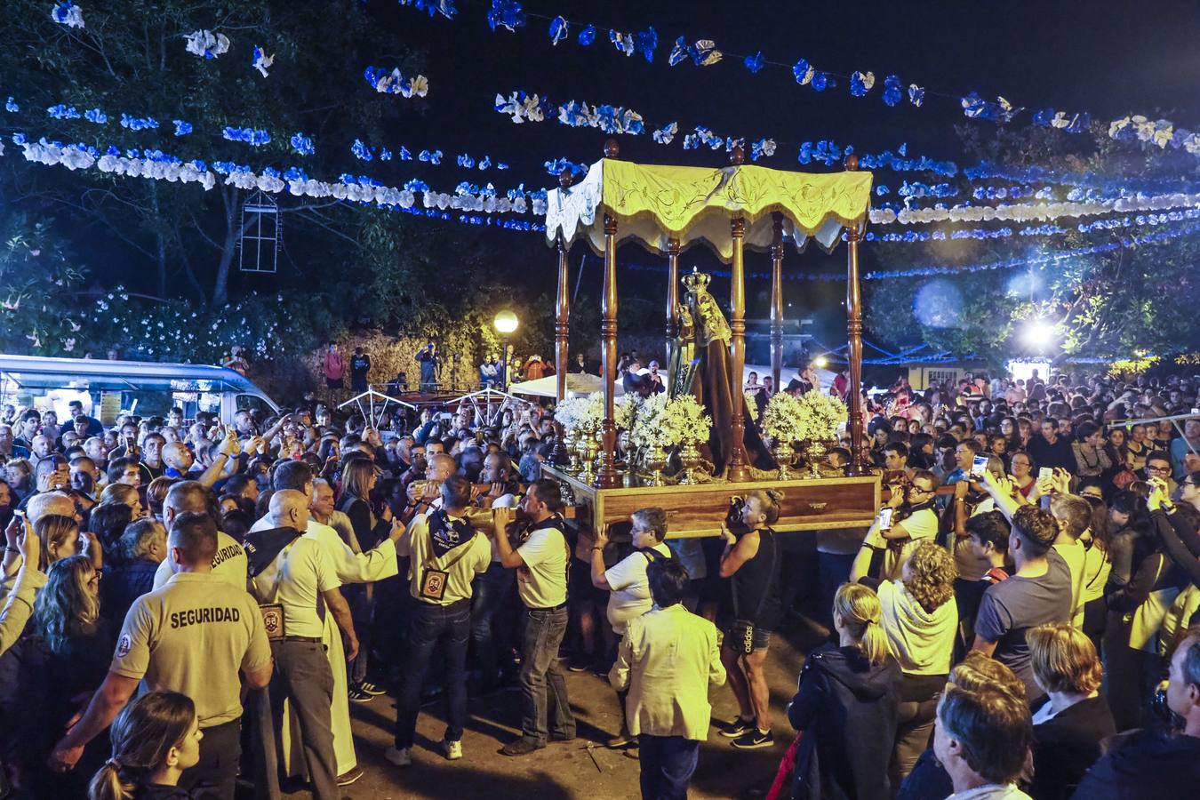 Miles de devotos de la patrona de los marineros se acercan hasta Revilla de Camargo para cumplir con la tradición.