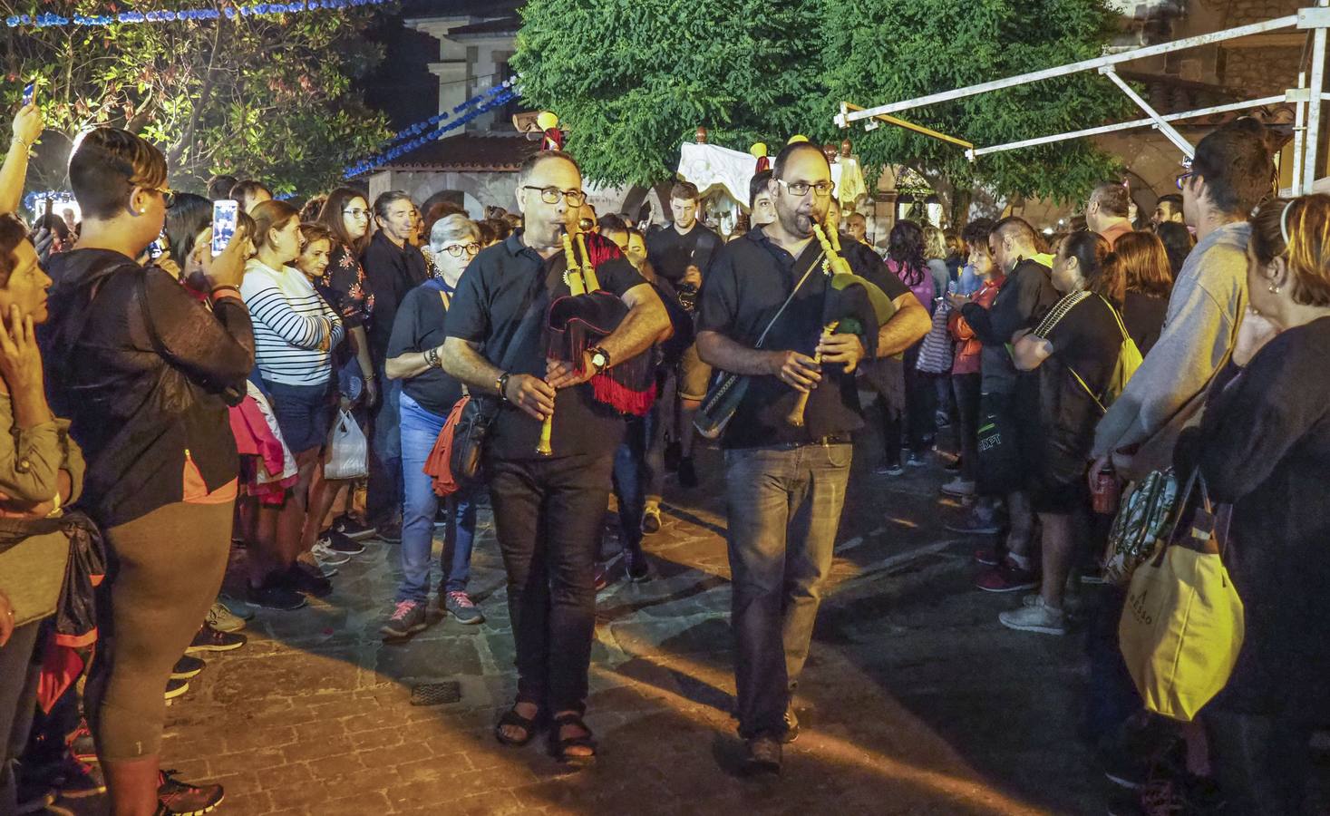 Miles de devotos de la patrona de los marineros se acercan hasta Revilla de Camargo para cumplir con la tradición.