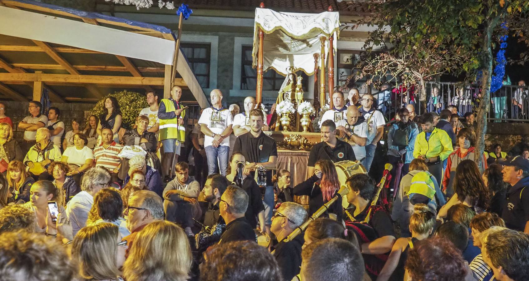 Miles de devotos de la patrona de los marineros se acercan hasta Revilla de Camargo para cumplir con la tradición.