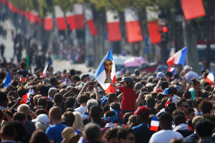 Los 'bleus' entregaron la Copa del Mundo a la afición y celebraron su victoria por las calles de París y en el Palacio del Elíseo con el presidente Emmanuel Macron