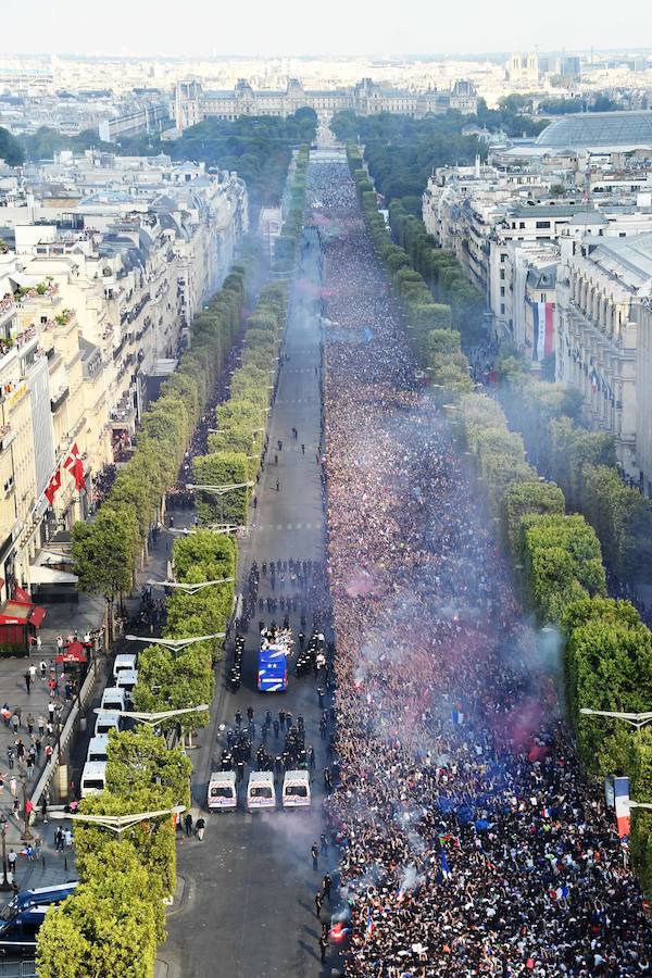 Los 'bleus' entregaron la Copa del Mundo a la afición y celebraron su victoria por las calles de París y en el Palacio del Elíseo con el presidente Emmanuel Macron