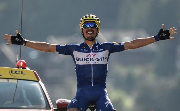 El francés Julian Alaphilippe entra victorioso en la meta. 