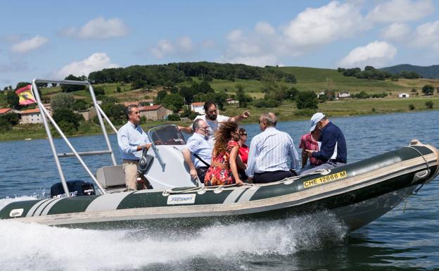 El pantano del Ebro potencia el turismo acuático