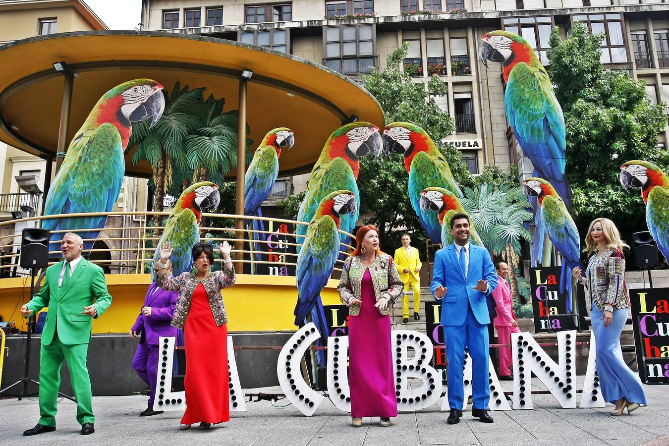 Fotos: La Cubana presenta en la Plaza Mayor de Torrelavega su obra &quot;Adiós Arturo&quot;