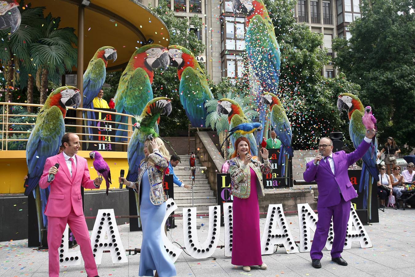 Fotos: La Cubana presenta en la Plaza Mayor de Torrelavega su obra &quot;Adiós Arturo&quot;