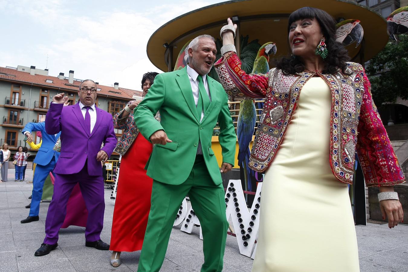 Fotos: La Cubana presenta en la Plaza Mayor de Torrelavega su obra &quot;Adiós Arturo&quot;