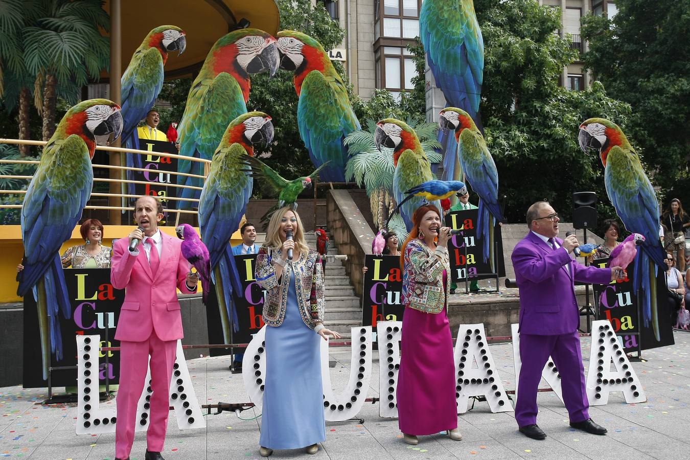 Fotos: La Cubana presenta en la Plaza Mayor de Torrelavega su obra &quot;Adiós Arturo&quot;