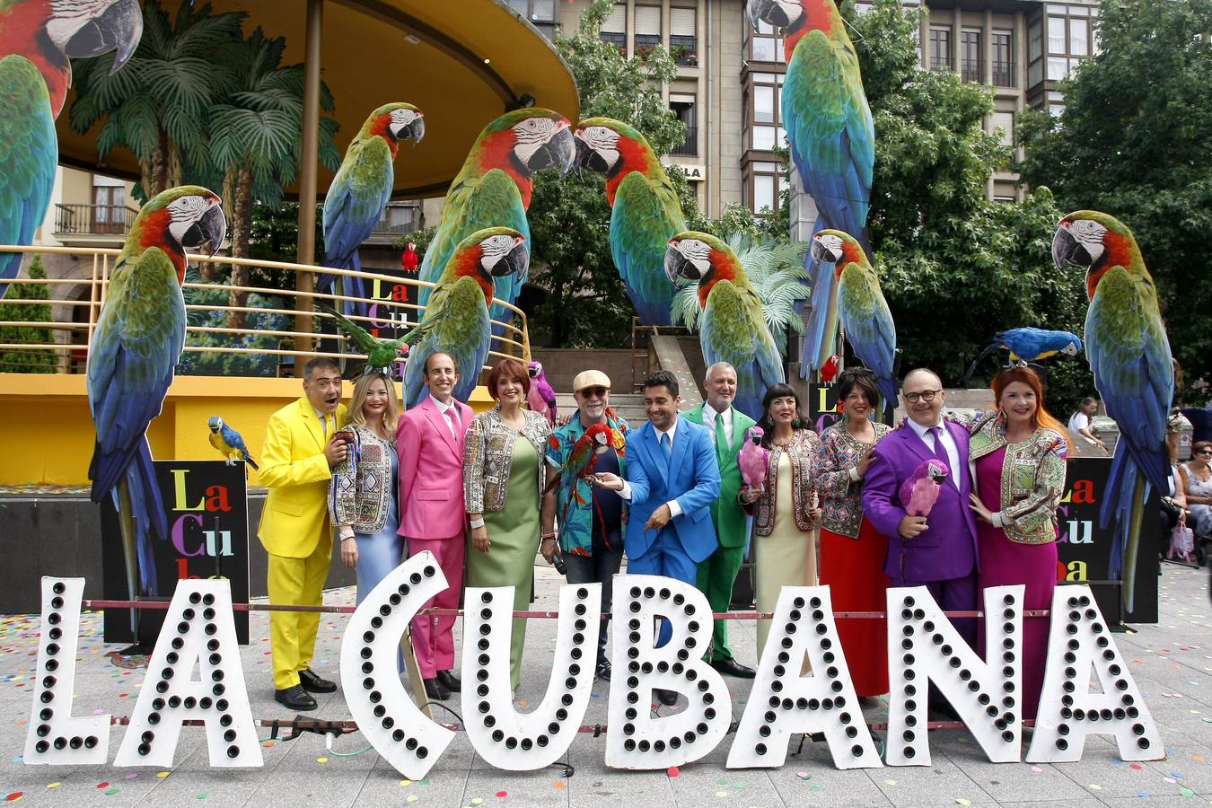 Fotos: La Cubana presenta en la Plaza Mayor de Torrelavega su obra &quot;Adiós Arturo&quot;