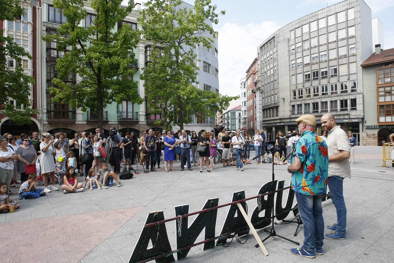 Fotos: La Cubana presenta en la Plaza Mayor de Torrelavega su obra &quot;Adiós Arturo&quot;