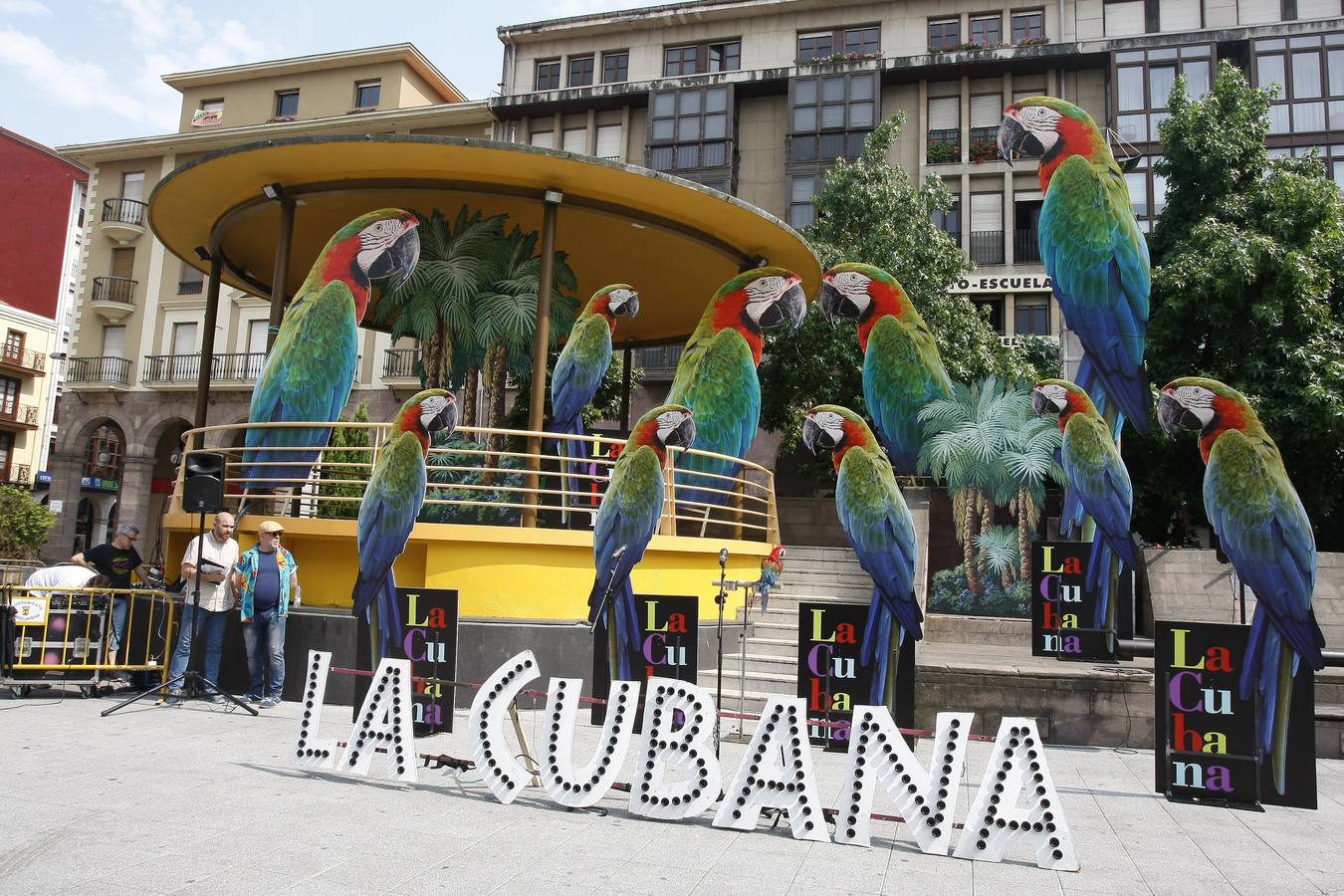 Fotos: La Cubana presenta en la Plaza Mayor de Torrelavega su obra &quot;Adiós Arturo&quot;