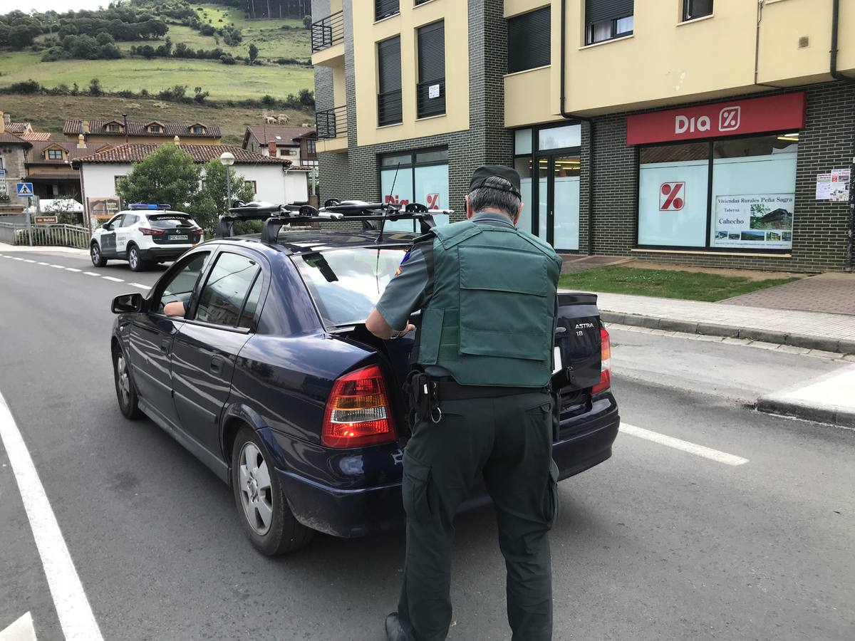 Fotos: Controles de la Guardia Civil en Liébana para dar con Luciano Simón