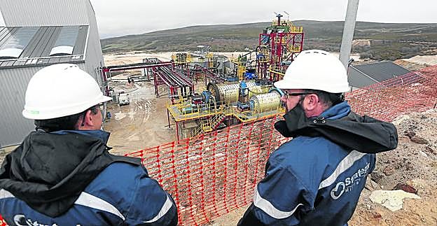 Dos operarios, ante la planta donde separa el tantalio del coltán en la mina de Penouta.